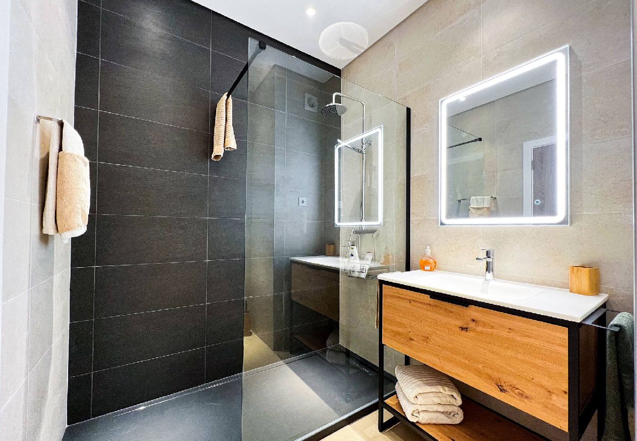 Ferienwohnung in Albufeira - Elegant Ocean-View Albufeira Apartment w/ Balcony & Pools