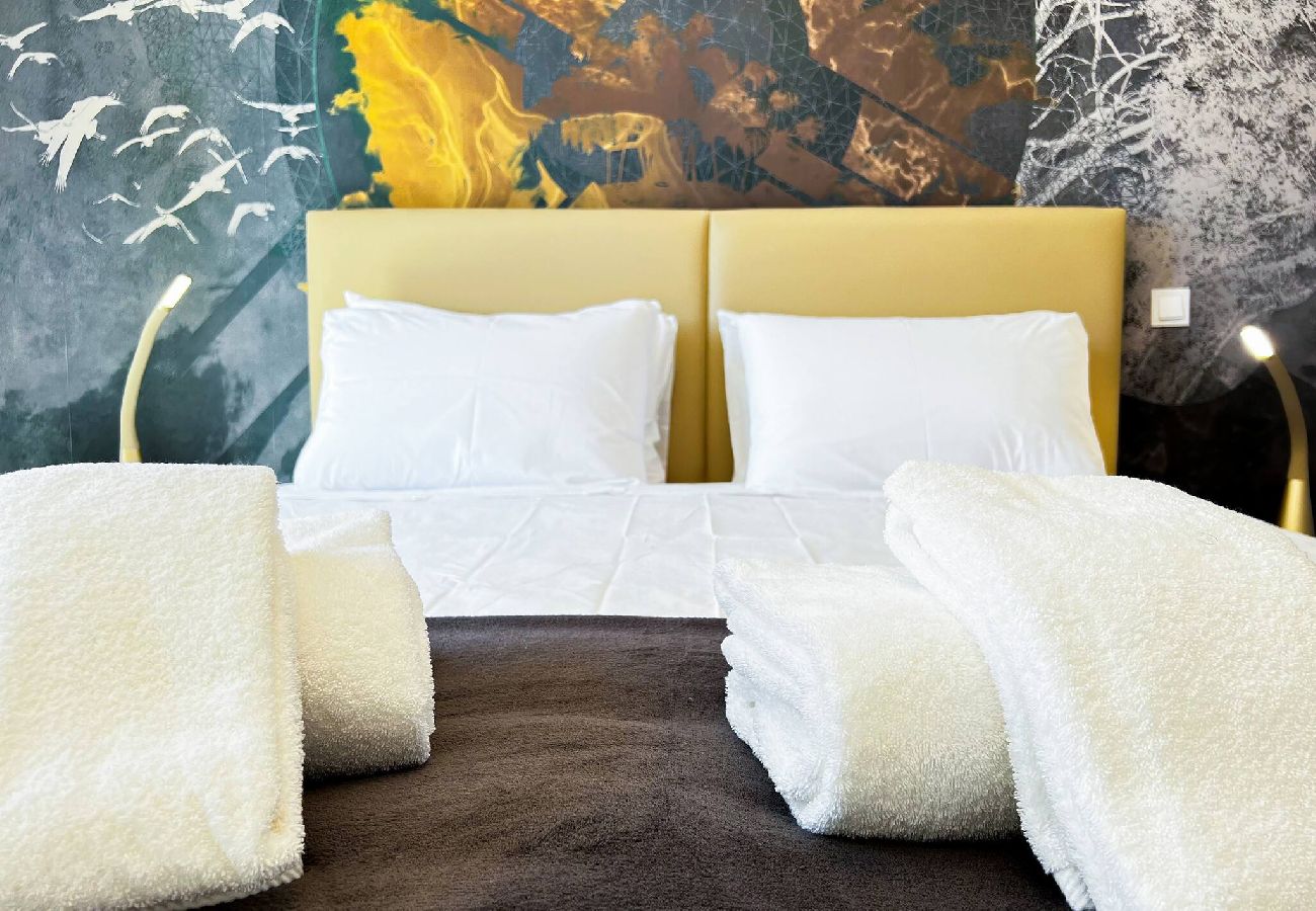 Ferienwohnung in Albufeira - Elegant Ocean-View Albufeira Apartment w/ Balcony & Pools