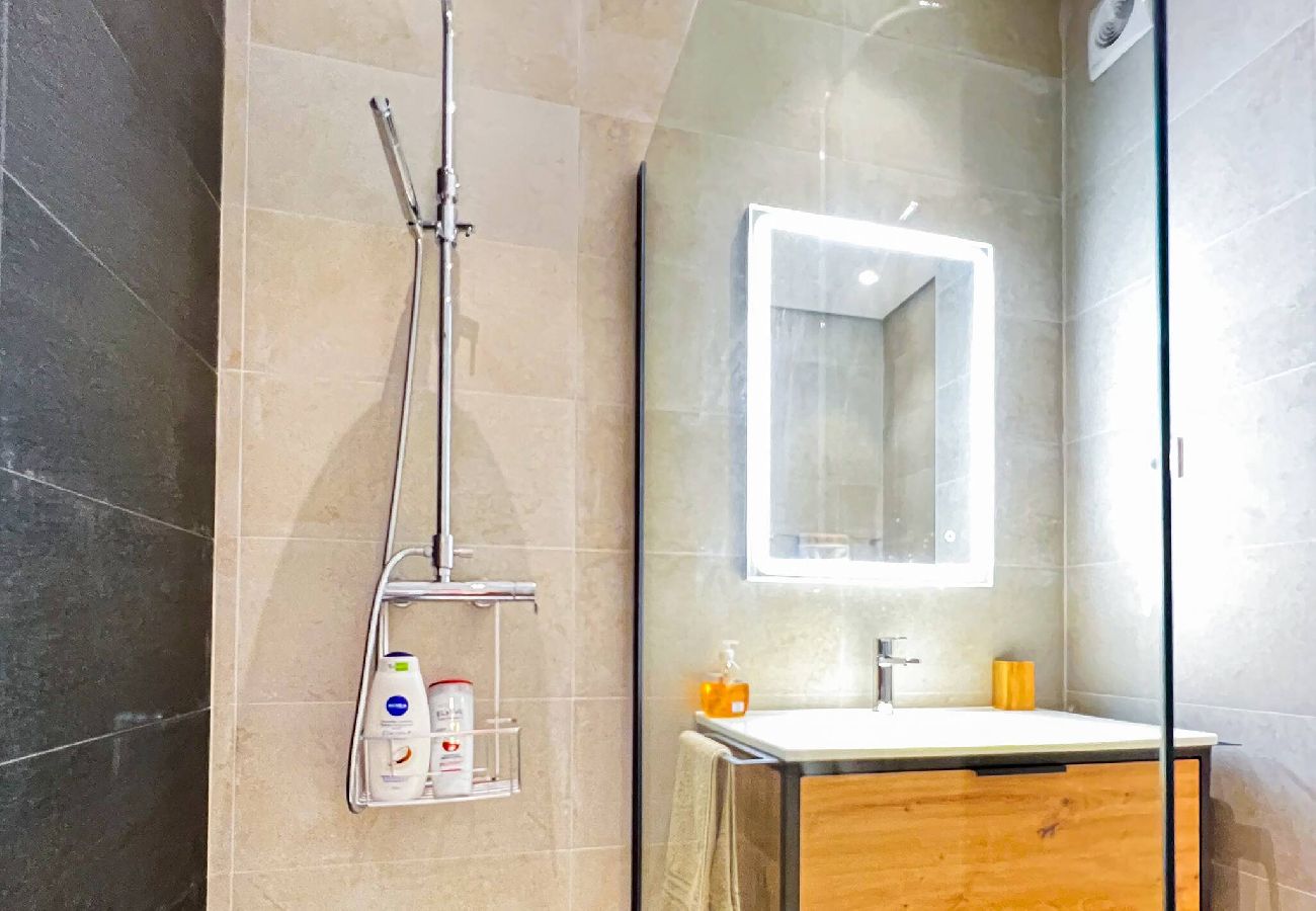 Ferienwohnung in Albufeira - Elegant Ocean-View Albufeira Apartment w/ Balcony & Pools