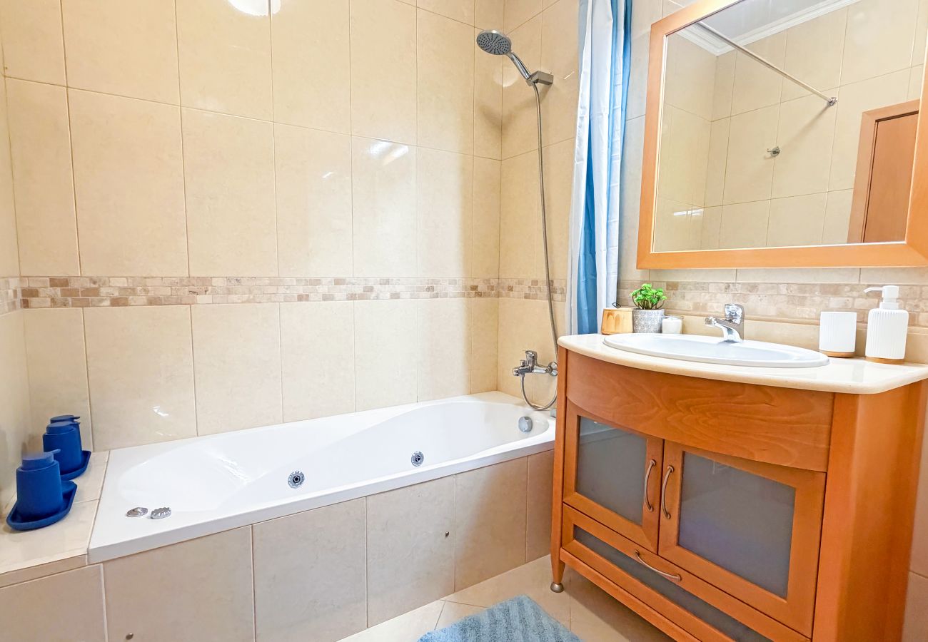 Ferienwohnung in Albufeira - OceanView Paradise with Pool and Tennis Court
