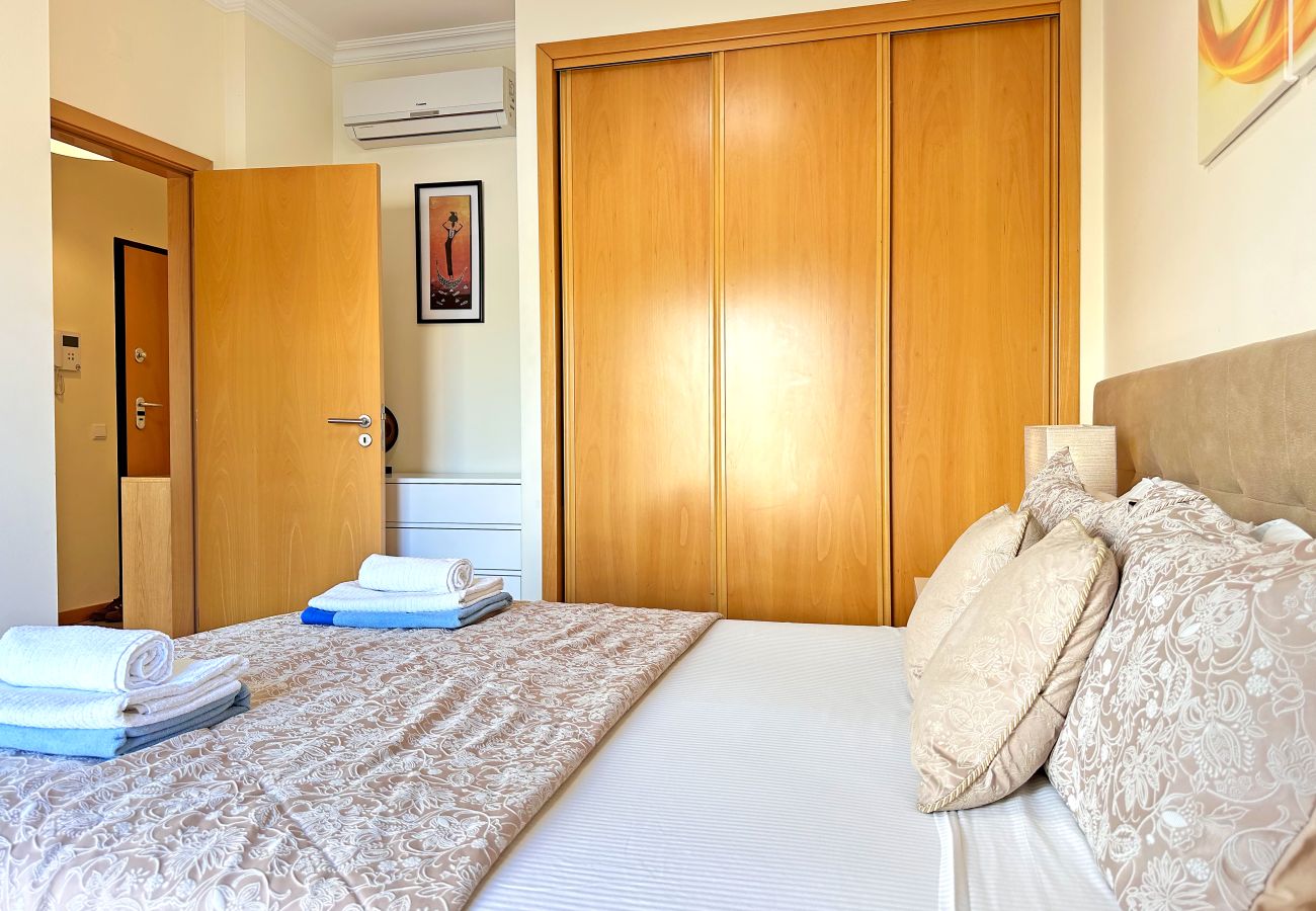 Apartamento en Albufeira - Apartamento de Lujo de 2 Dormitorios con Piscina y Vista al Mar by BeCherish