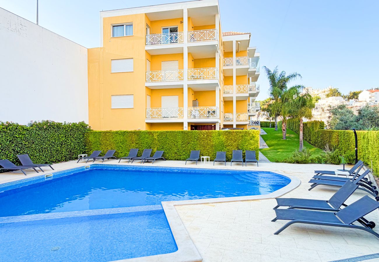 Apartamento en Albufeira - Garden Hill Haven – Old Town Albufeira Retreat with Sea Views & Free Parking
