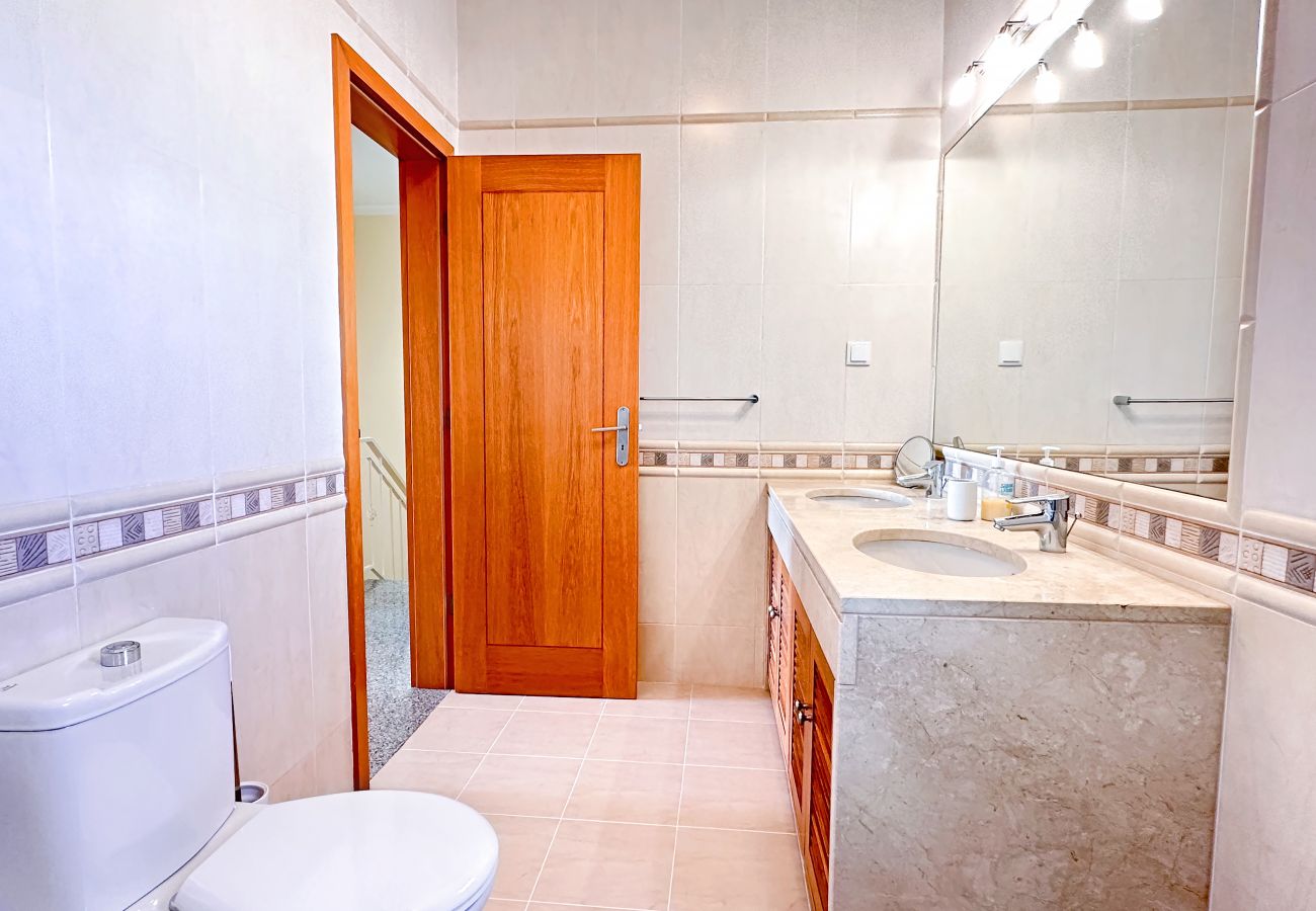 Maison à Albufeira - Balaia Poolside House with Sea View by BeCherish