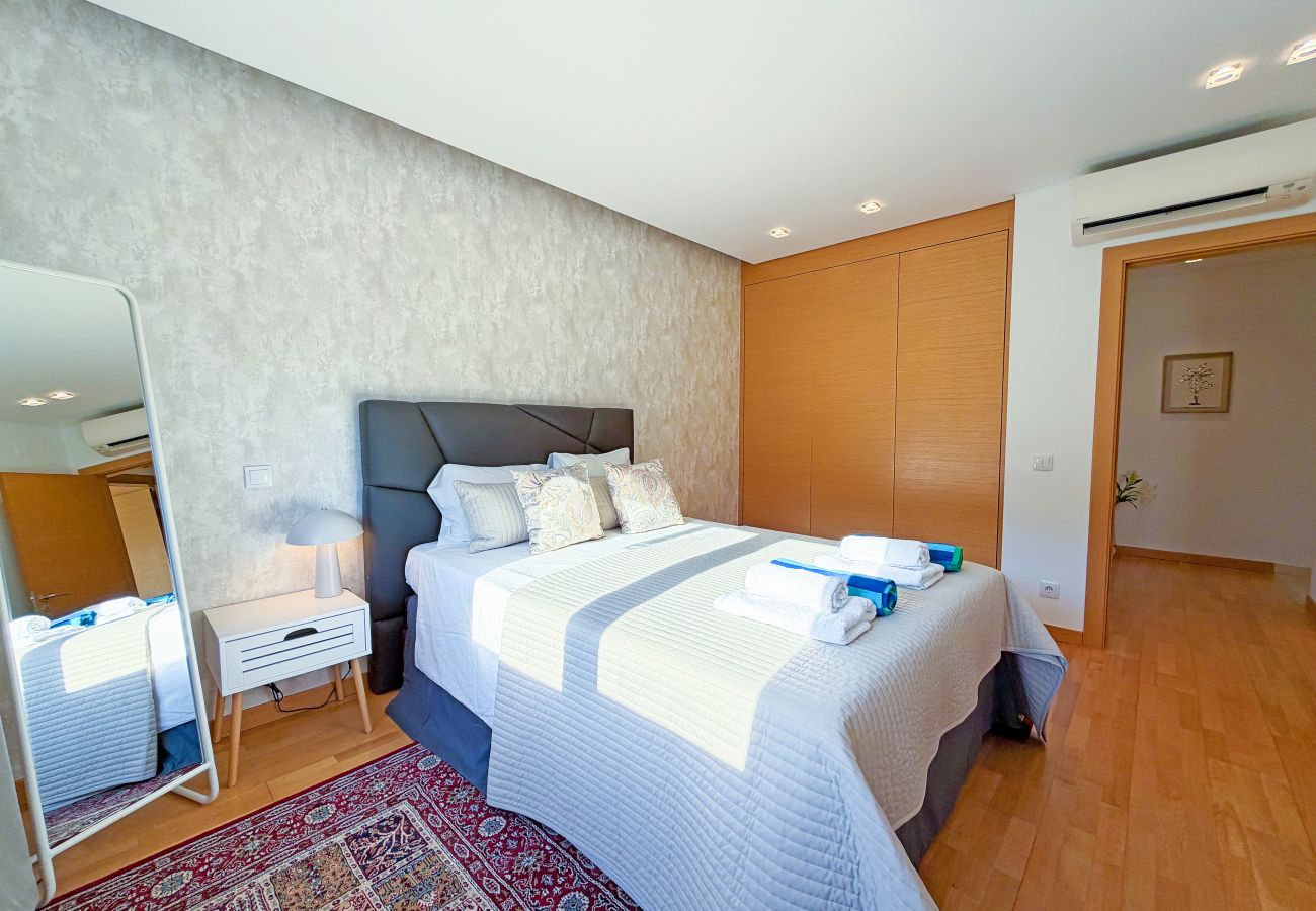 Appartement à Albufeira - Garden Hill Haven – Old Town Albufeira Retreat with Sea Views & Free Parking