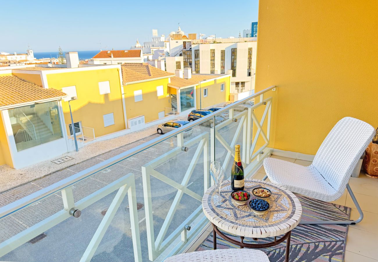 Appartement à Albufeira - Garden Hill Haven – Old Town Albufeira Retreat with Sea Views & Free Parking