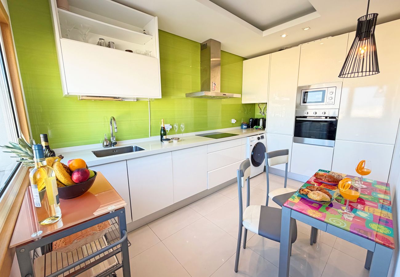 Appartement à Albufeira - Garden Hill Haven – Old Town Albufeira Retreat with Sea Views & Free Parking