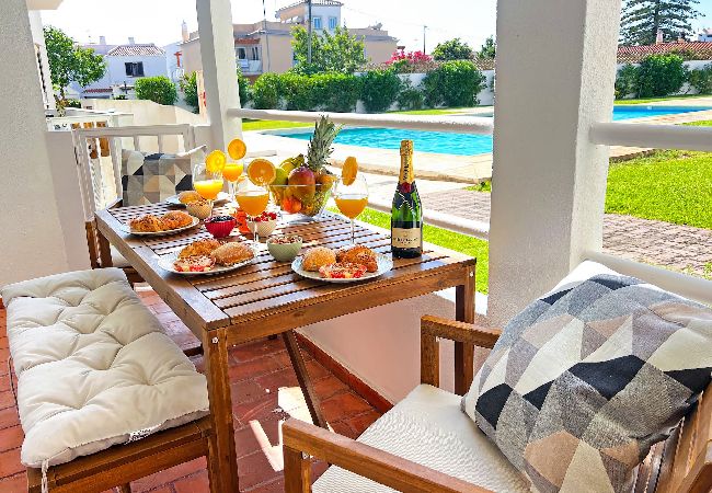 Apartamento em Albufeira - Oura Modern Poolside Condo by BeCherish
