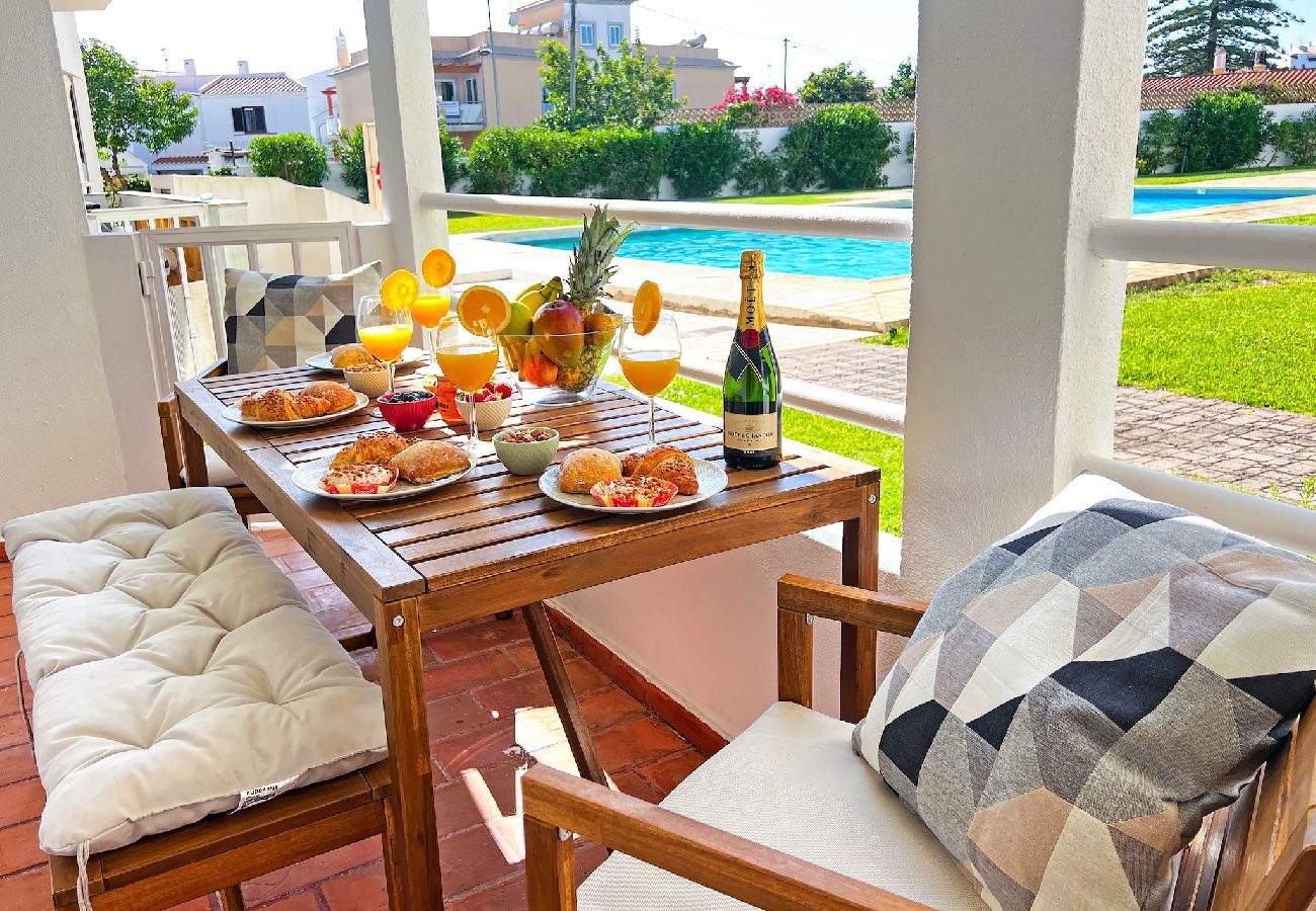 Apartamento em Albufeira - Oura Modern Poolside Condo by BeCherish