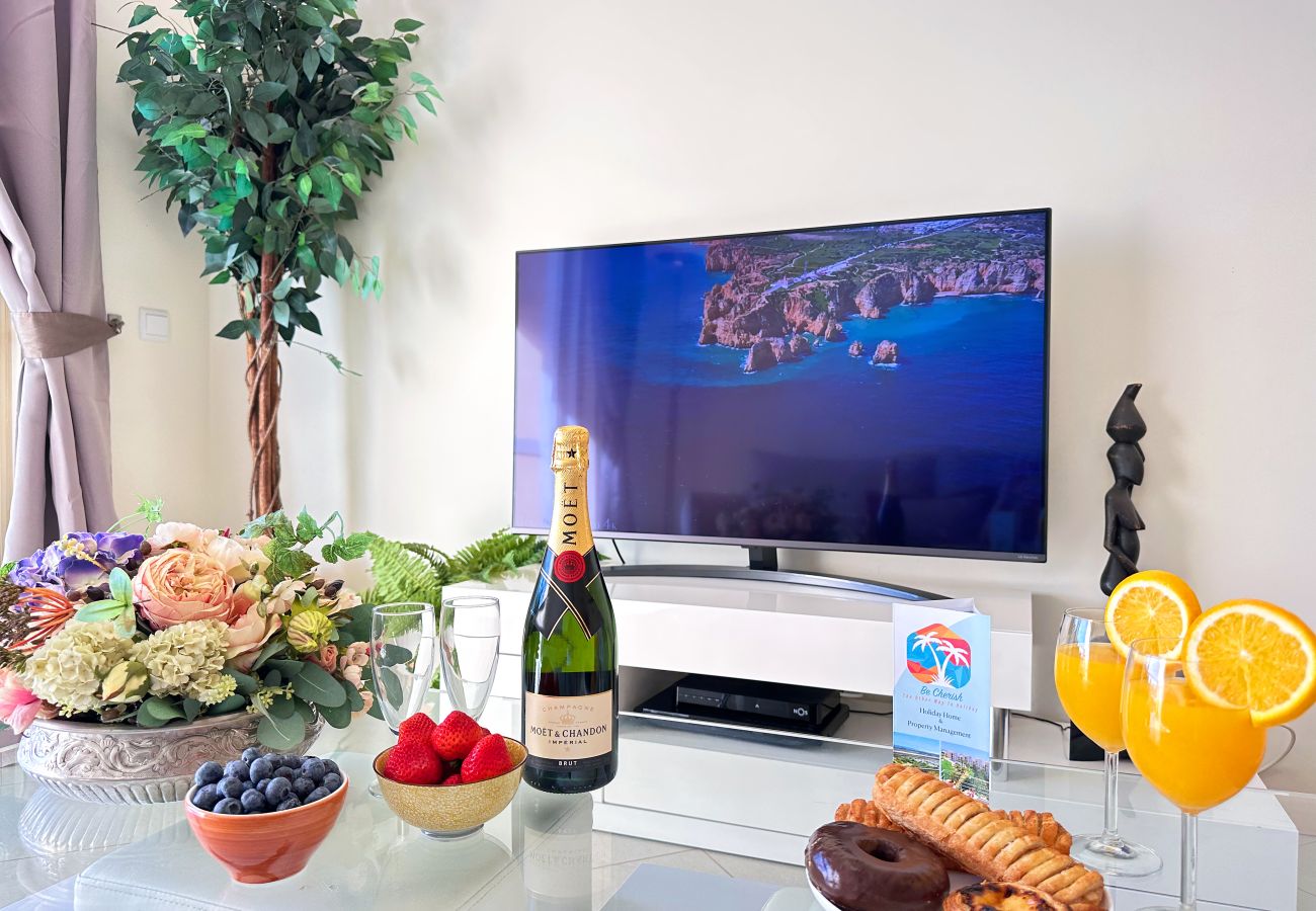 Apartamento em Albufeira - Luxe T2 met Zwembad & Zeezicht by BeCherish