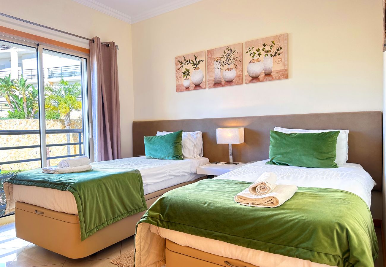 Apartamento em Albufeira - Luxe T2 met Zwembad & Zeezicht by BeCherish