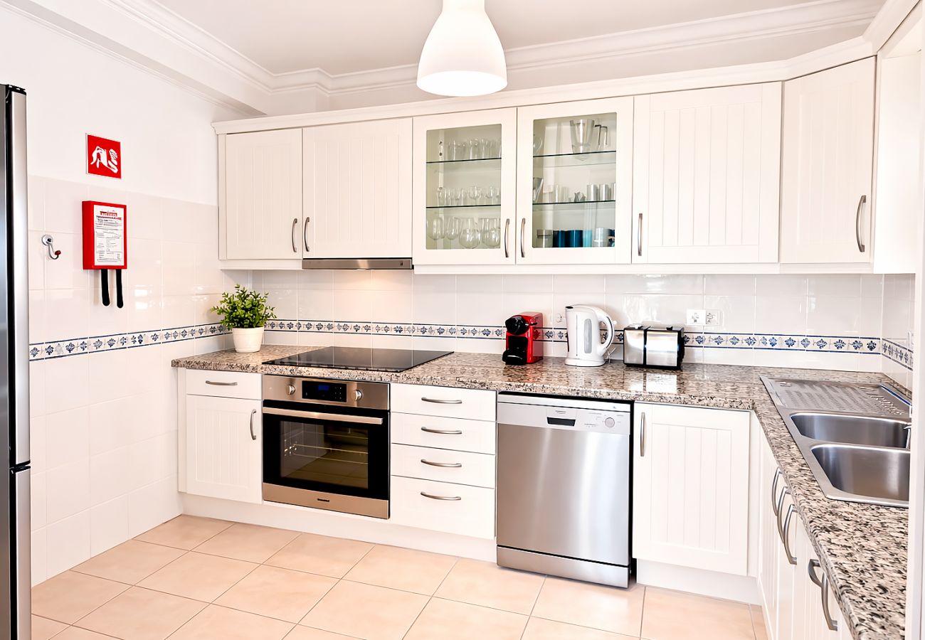 Casa geminada em Albufeira - House w/ Pool - 5min Walk to Alemães Beach by BeCherish