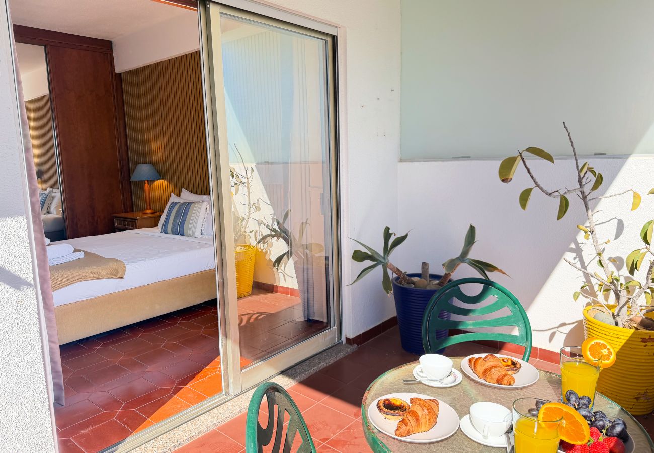 Apartamento em Porches - Palmtree Ocean View Condo By BeCherish