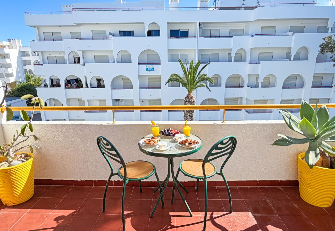 Apartamento em Porches - Palmtree Ocean View Condo By BeCherish