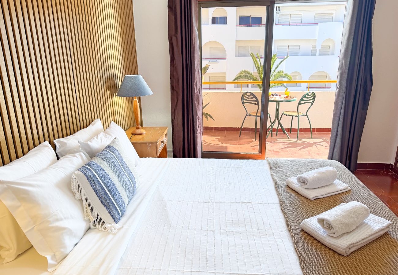 Apartamento em Porches - Palmtree Ocean View Condo By BeCherish